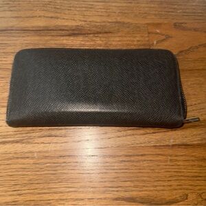 Louis Vuitton Taiga Leather Black Zippy Wallet
